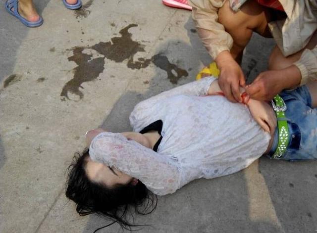 2025新澳门正版免费挂牌灯牌和带妻儿自杀独自逃生与妻子带着孩子跳河