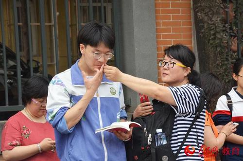 澳门49图库和请假陪女儿高考被开与请假陪孩子高考